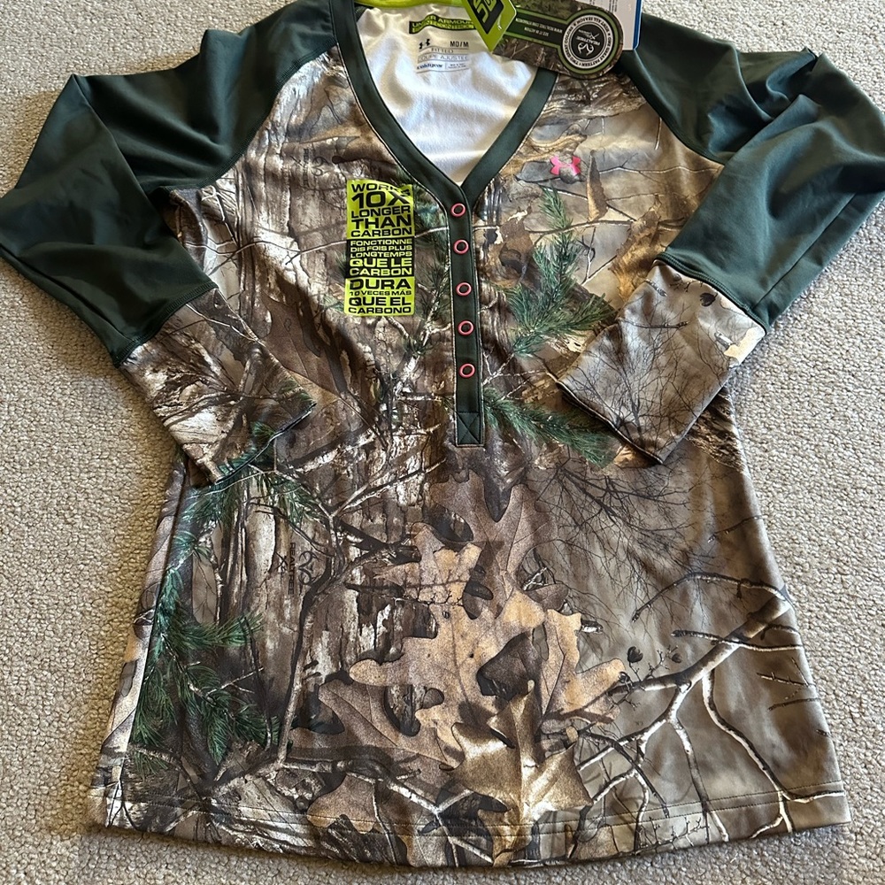 NWT Under Armour Camo scent blocker top. Size M